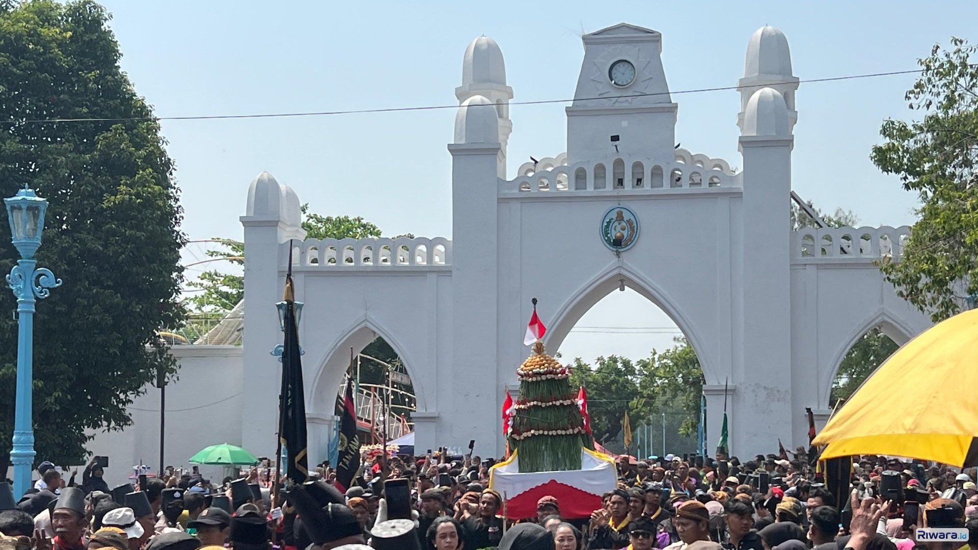 Ribuan orang memadati halaman Masjid Gede atau Masjid Agung Keraton Solo untuk merebutka n Gunungan Sekaten 2025